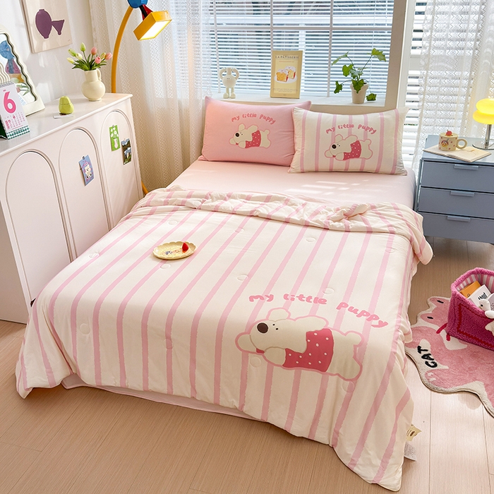 91家纺网 家纺一手货源 找家纺 星期八 2024新款针织棉夏被四件套 坚条狗狗粉