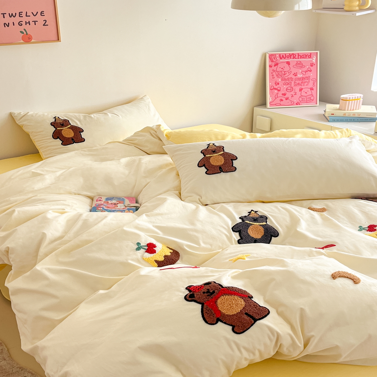 91家纺网 家纺一手货源 找家纺 琪格格2024新款纯棉毛巾绣四件套 小熊生日派对 米白配奶黄