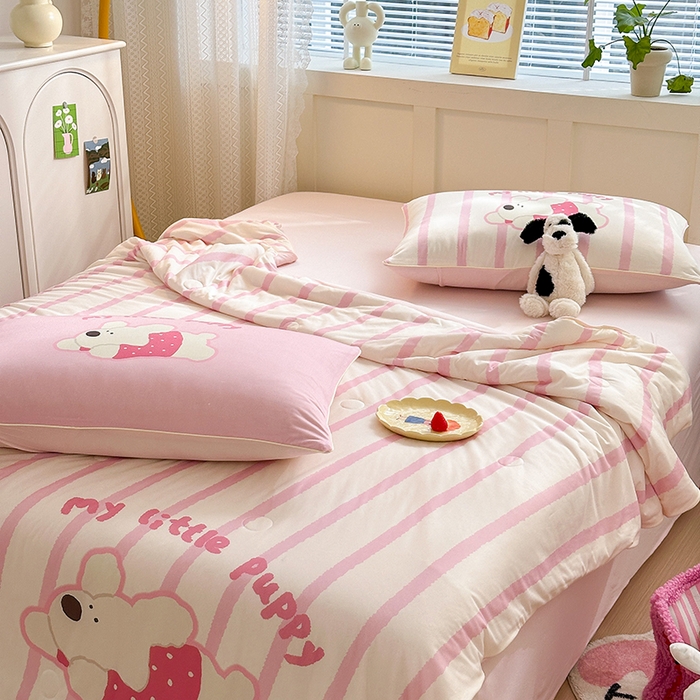 91家纺网 家纺一手货源 找家纺 星期八 2024新款针织棉夏被四件套 坚条狗狗粉