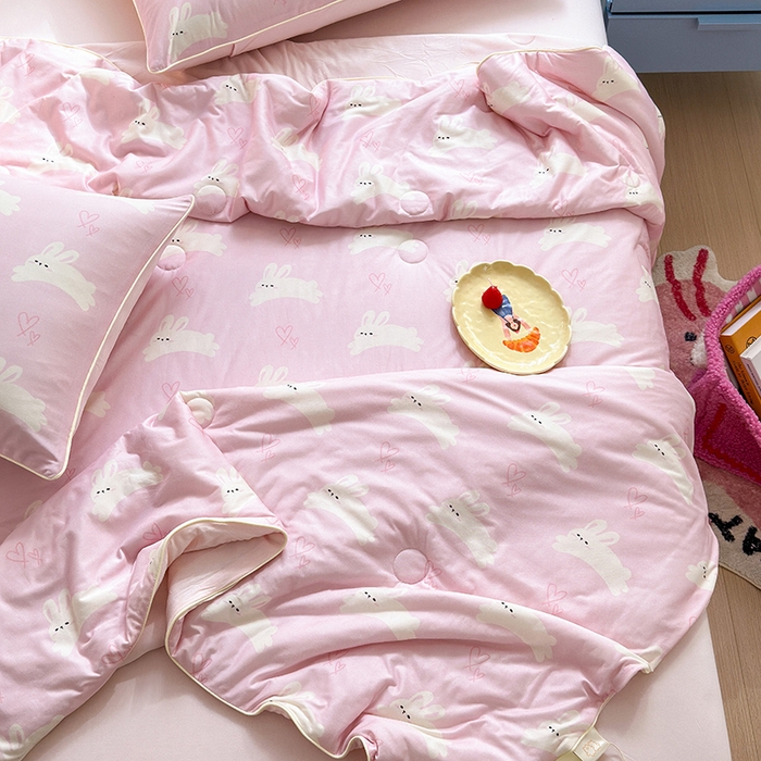 91家纺网 家纺一手货源 找家纺 星期八 2024新款针织棉夏被四件套 爱心免粉