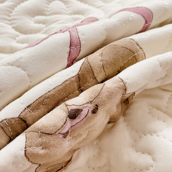 91家纺网 家纺一手货源 找家纺 纽缦家纺 2024水洗双层纱加厚加棉韩版床盖 童话小熊