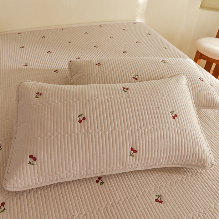 91家纺网 家纺一手货源 找家纺 美达家纺2025新品纯色刺绣水洗棉夹棉床垫 红颜樱桃-玉