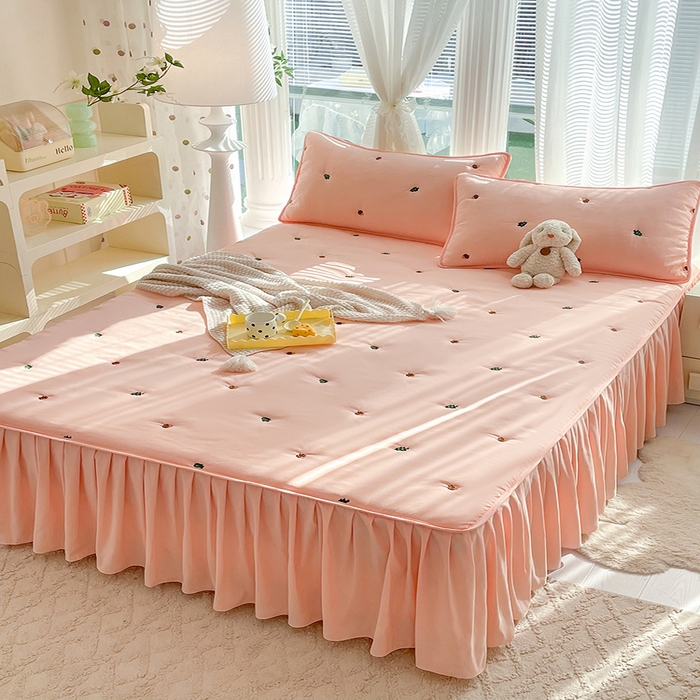 91家纺网 家纺一手货源 找家纺 美达家纺2025新品纯色刺绣水洗棉夹棉床裙 森林-粉