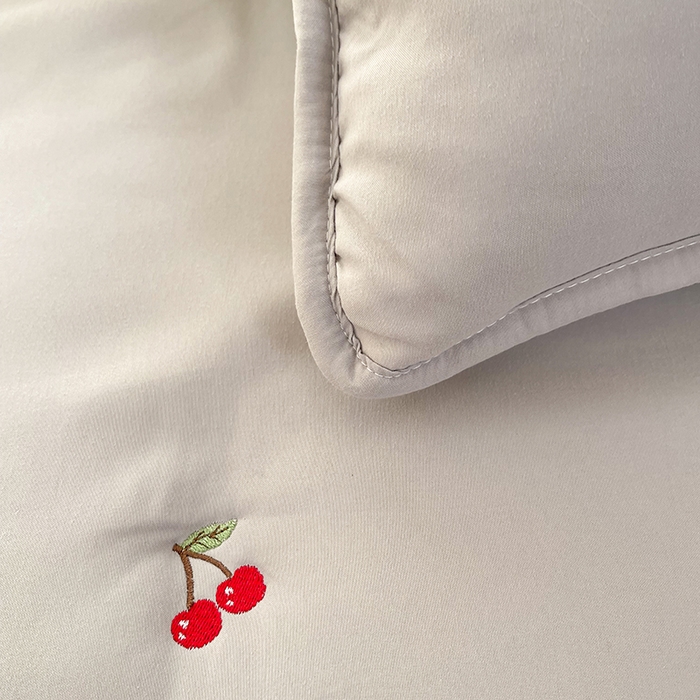 91家纺网 家纺一手货源 找家纺 美达家纺2025新品纯色刺绣水洗棉夹棉床裙 红颜樱桃-灰