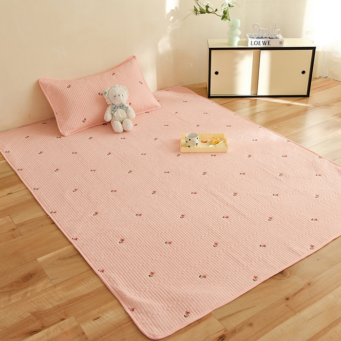 91家纺网 家纺一手货源 找家纺 美达家纺2025新品纯色刺绣水洗棉夹棉地垫 清新花语-粉