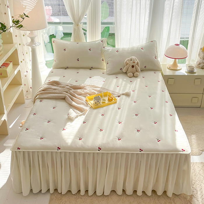 91家纺网 家纺一手货源 找家纺 美达家纺2025新品纯色刺绣水洗棉夹棉床裙 红颜樱桃-白