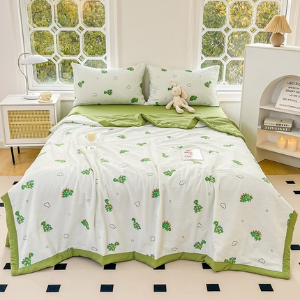 91家纺网 家纺一手货源 找家纺 默忆 2025新款泡芙棉泡泡棉印花夏被四件套夏凉被空调被 云朵恐龙