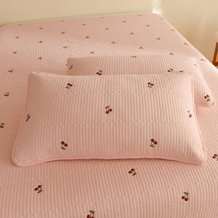 91家纺网 家纺一手货源 找家纺 美达家纺2025新品纯色刺绣水洗棉夹棉床垫 红颜樱桃-粉