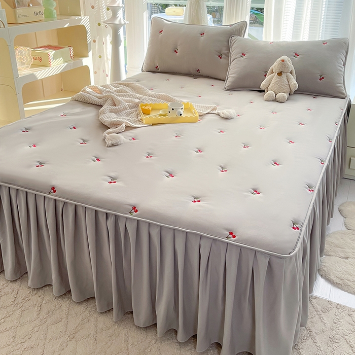 91家纺网 家纺一手货源 找家纺 美达家纺2025新品纯色刺绣水洗棉夹棉床裙 红颜樱桃-灰