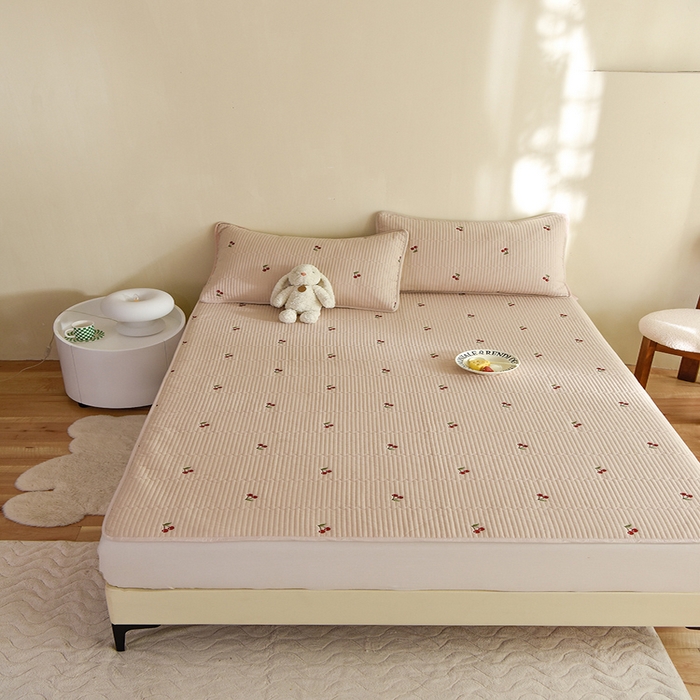 91家纺网 家纺一手货源 找家纺 美达家纺2025新品纯色刺绣水洗棉夹棉床垫 红颜樱桃-玉