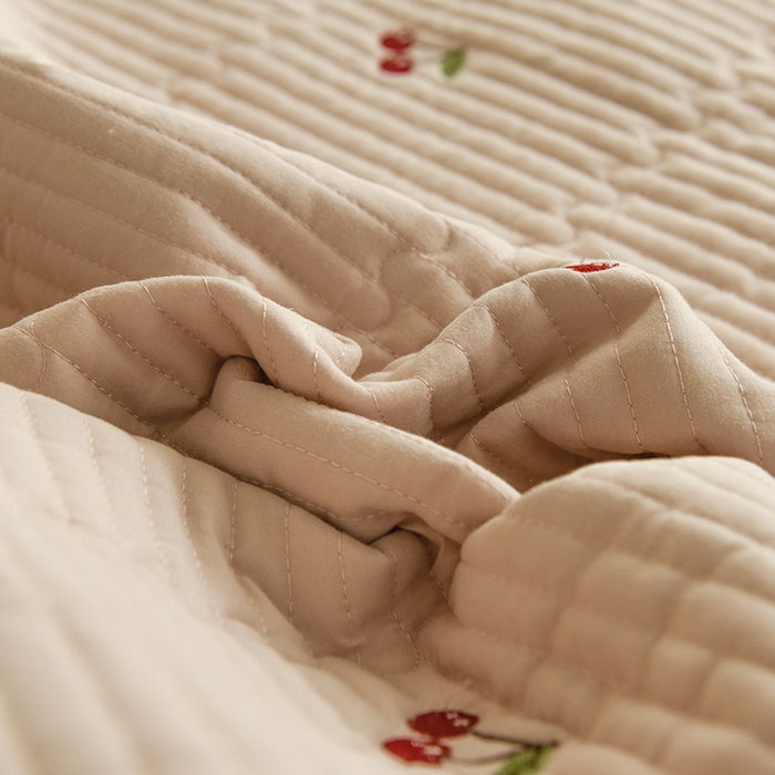 91家纺网 家纺一手货源 找家纺 美达家纺2025新品纯色刺绣水洗棉夹棉床垫 红颜樱桃-玉