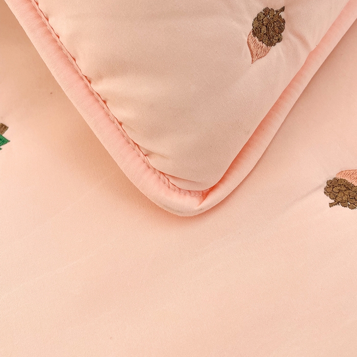 91家纺网 家纺一手货源 找家纺 美达家纺2025新品纯色刺绣水洗棉夹棉床裙 森林-粉