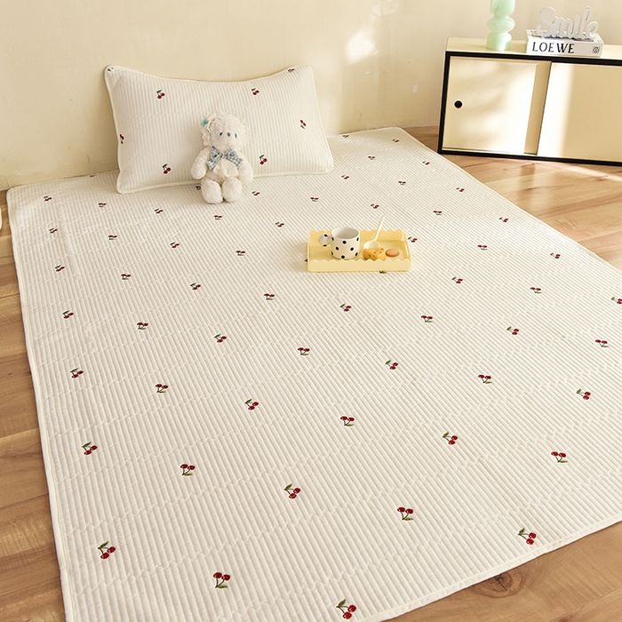 91家纺网 家纺一手货源 找家纺 美达家纺2025新品纯色刺绣水洗棉夹棉地垫 红颜樱桃-白