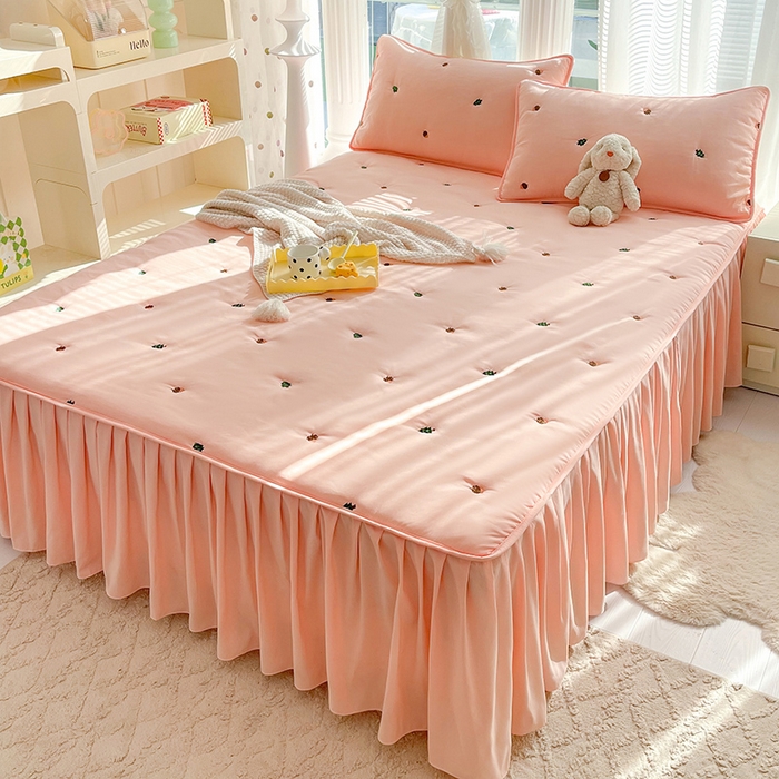 91家纺网 家纺一手货源 找家纺 美达家纺2025新品纯色刺绣水洗棉夹棉床裙 森林-粉