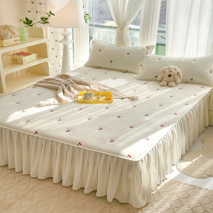 91家纺网 家纺一手货源 找家纺 美达家纺2025新品纯色刺绣水洗棉夹棉床裙 红颜樱桃-白