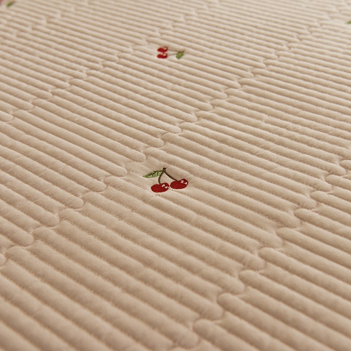 91家纺网 家纺一手货源 找家纺 美达家纺2025新品纯色刺绣水洗棉夹棉床垫 红颜樱桃-玉