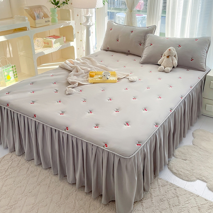 91家纺网 家纺一手货源 找家纺 美达家纺2025新品纯色刺绣水洗棉夹棉床裙 红颜樱桃-灰