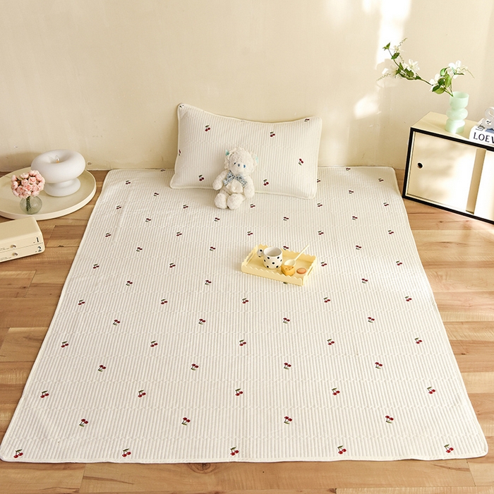 91家纺网 家纺一手货源 找家纺 美达家纺2025新品纯色刺绣水洗棉夹棉地垫 红颜樱桃-白