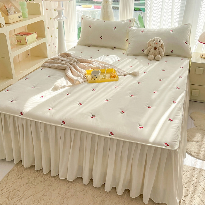 91家纺网 家纺一手货源 找家纺 美达家纺2025新品纯色刺绣水洗棉夹棉床裙 红颜樱桃-白