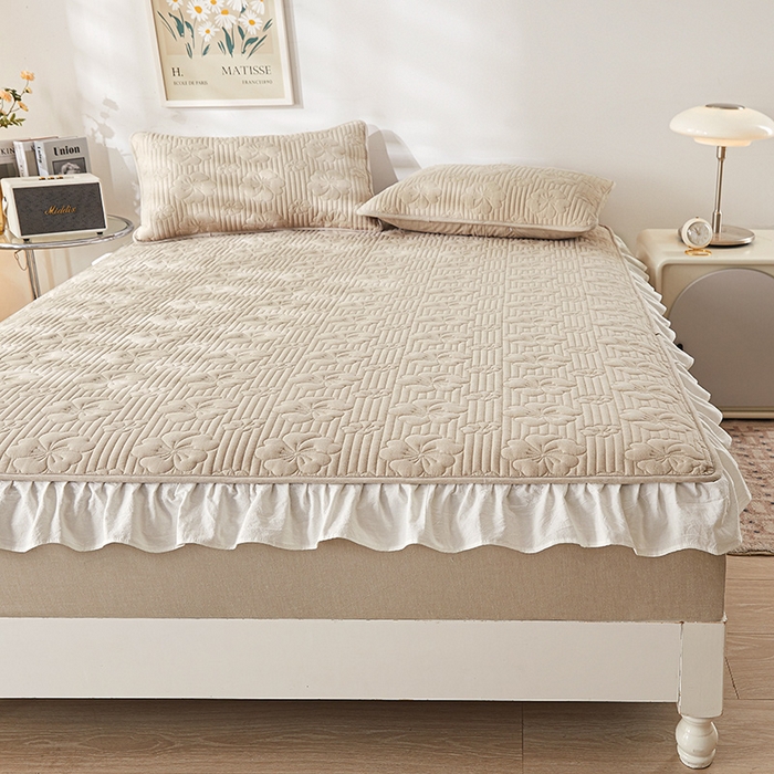 91家纺网 家纺一手货源 找家纺 3C 2024新款全棉大豆夹棉唯美花边床笠 卡其色