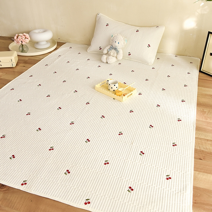 91家纺网 家纺一手货源 找家纺 美达家纺2025新品纯色刺绣水洗棉夹棉地垫 红颜樱桃-白