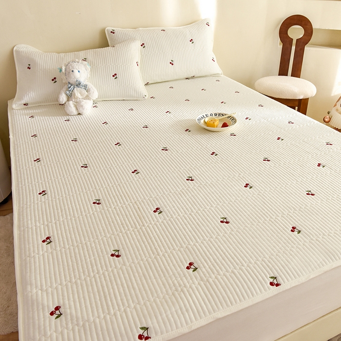 91家纺网 家纺一手货源 找家纺 美达家纺2025新品纯色刺绣水洗棉夹棉床垫 红颜樱桃-白