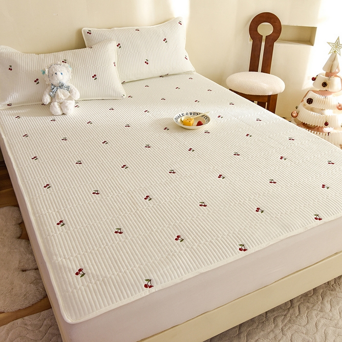 91家纺网 家纺一手货源 找家纺 美达家纺2025新品纯色刺绣水洗棉夹棉床垫 红颜樱桃-白