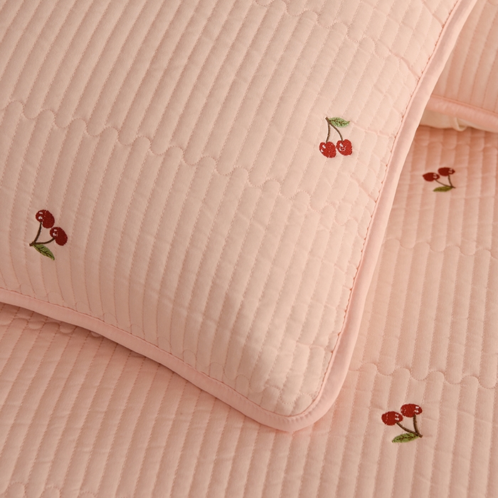 91家纺网 家纺一手货源 找家纺 美达家纺2025新品纯色刺绣水洗棉夹棉床垫 红颜樱桃-粉