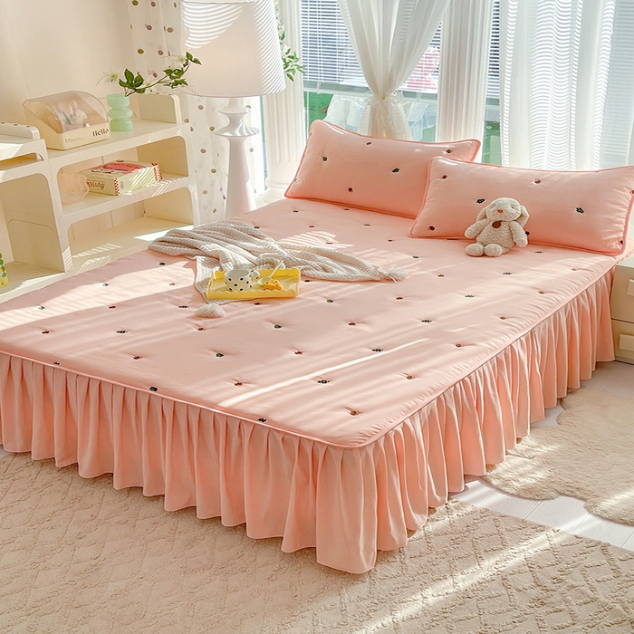 91家纺网 家纺一手货源 找家纺 美达家纺2025新品纯色刺绣水洗棉夹棉床裙 森林-粉