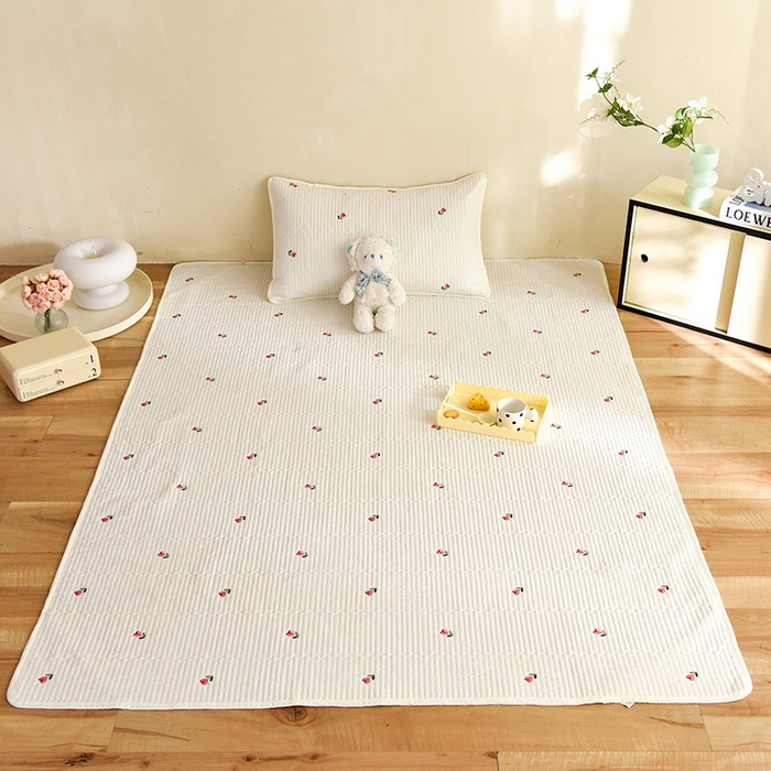 91家纺网 家纺一手货源 找家纺 美达家纺2025新品纯色刺绣水洗棉夹棉地垫 清新花语-白