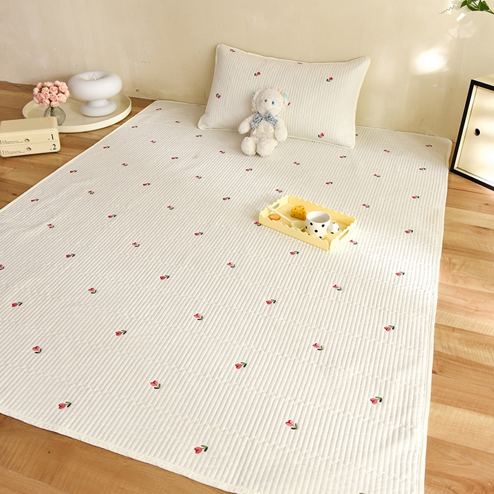 91家纺网 家纺一手货源 找家纺 美达家纺2025新品纯色刺绣水洗棉夹棉地垫 清新花语-白