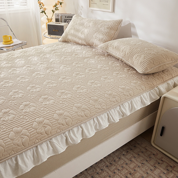 91家纺网 家纺一手货源 找家纺 3C 2024新款全棉大豆夹棉唯美花边床笠 卡其色