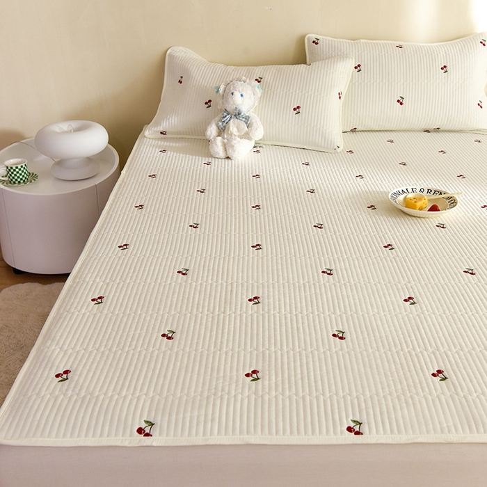 91家纺网 家纺一手货源 找家纺 美达家纺2025新品纯色刺绣水洗棉夹棉床垫 红颜樱桃-白