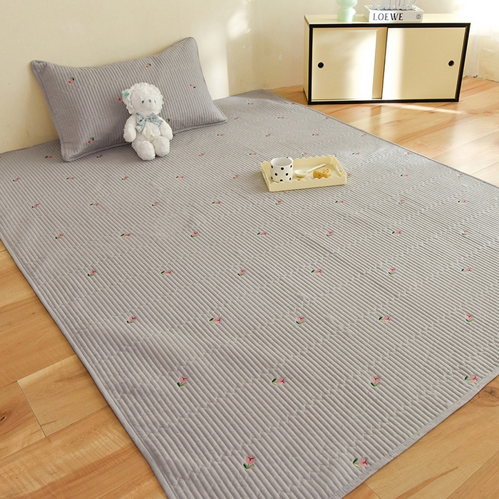 91家纺网 家纺一手货源 找家纺 美达家纺2025新品纯色刺绣水洗棉夹棉地垫 清新花语-灰