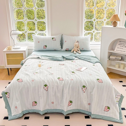 91家纺网 家纺一手货源 找家纺 默忆 2025新款泡芙棉泡泡棉印花夏被四件套夏凉被空调被 条纹草莓