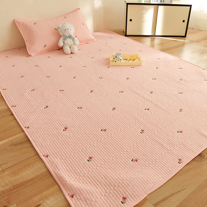 91家纺网 家纺一手货源 找家纺 美达家纺2025新品纯色刺绣水洗棉夹棉地垫 清新花语-粉