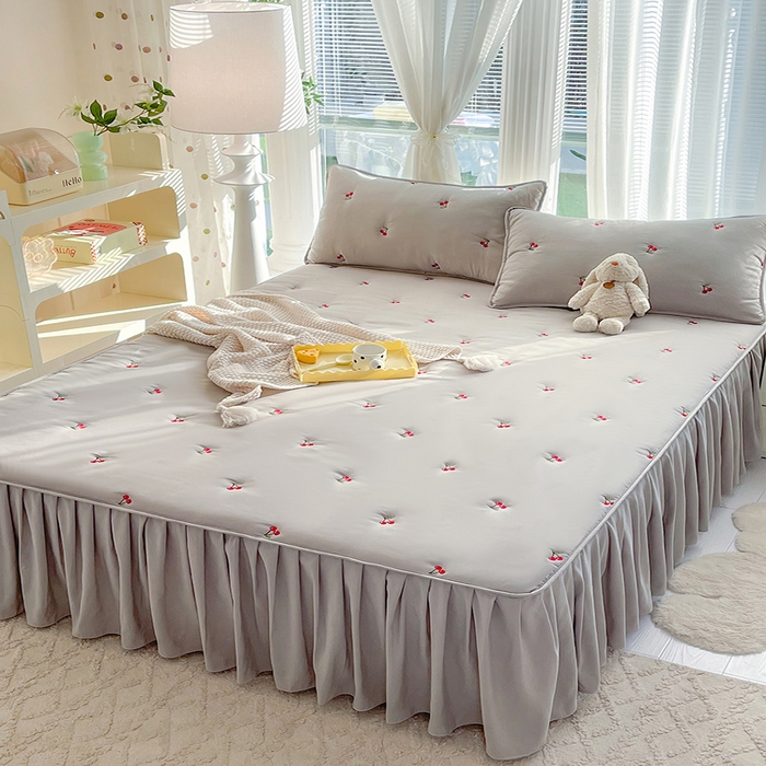 91家纺网 家纺一手货源 找家纺 美达家纺2025新品纯色刺绣水洗棉夹棉床裙 红颜樱桃-灰