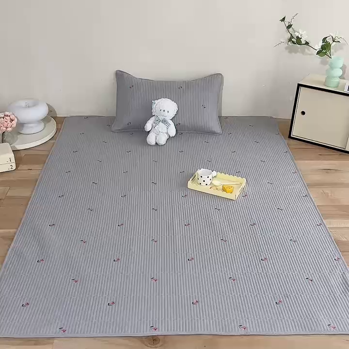 91家纺网 家纺一手货源 找家纺 美达家纺2025新品纯色刺绣水洗棉夹棉地垫 清新花语-灰