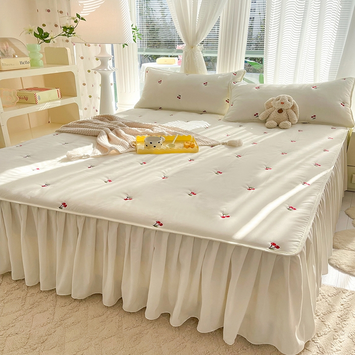 91家纺网 家纺一手货源 找家纺 美达家纺2025新品纯色刺绣水洗棉夹棉床裙 红颜樱桃-白