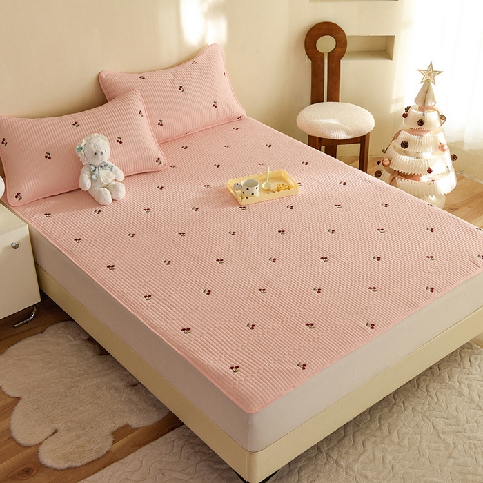 91家纺网 家纺一手货源 找家纺 美达家纺2025新品纯色刺绣水洗棉夹棉床垫 红颜樱桃-粉