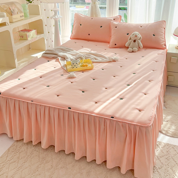 91家纺网 家纺一手货源 找家纺 美达家纺2025新品纯色刺绣水洗棉夹棉床裙 森林-粉