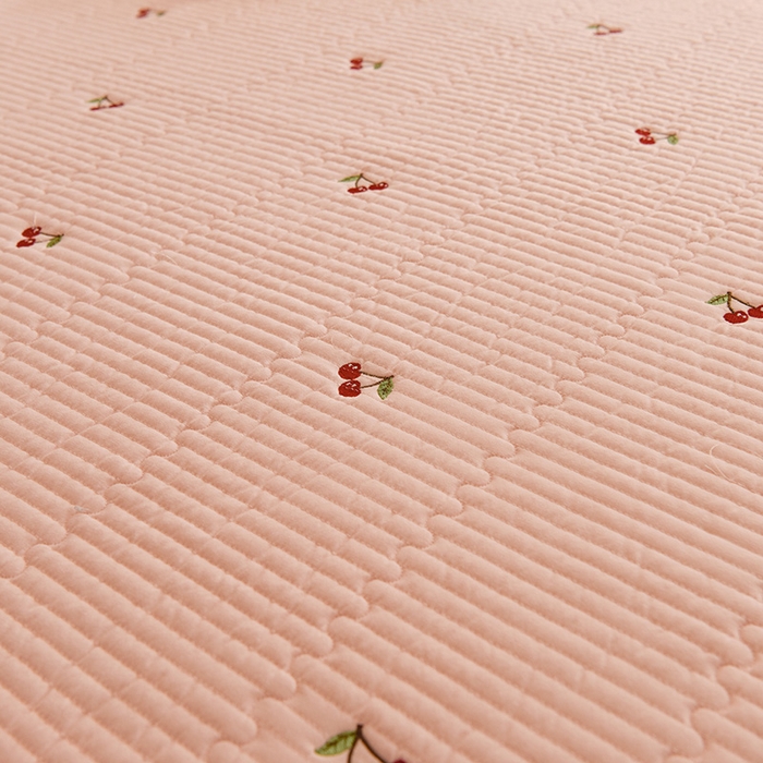 91家纺网 家纺一手货源 找家纺 美达家纺2025新品纯色刺绣水洗棉夹棉床垫 红颜樱桃-粉