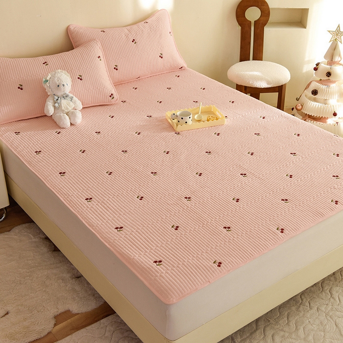 91家纺网 家纺一手货源 找家纺 美达家纺2025新品纯色刺绣水洗棉夹棉床垫 红颜樱桃-粉