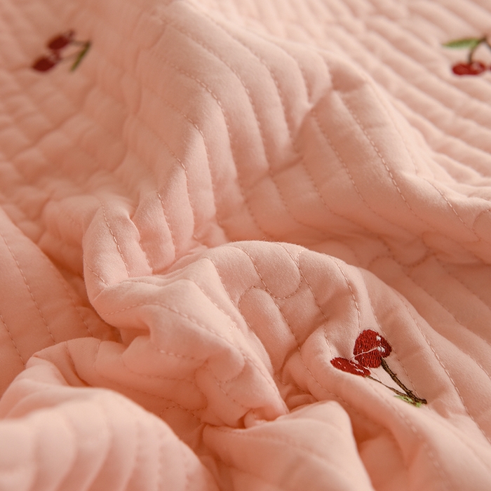 91家纺网 家纺一手货源 找家纺 美达家纺2025新品纯色刺绣水洗棉夹棉床垫 红颜樱桃-粉