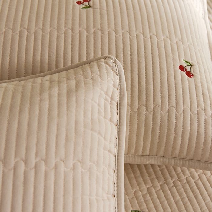 91家纺网 家纺一手货源 找家纺 美达家纺2025新品纯色刺绣水洗棉夹棉床垫 红颜樱桃-玉