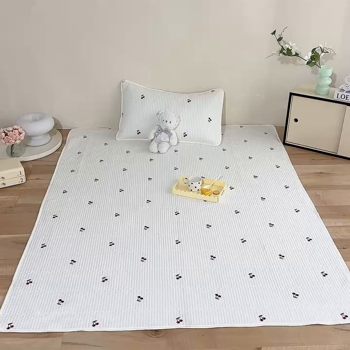 91家纺网 家纺一手货源 找家纺 美达家纺2025新品纯色刺绣水洗棉夹棉地垫 红颜樱桃-白