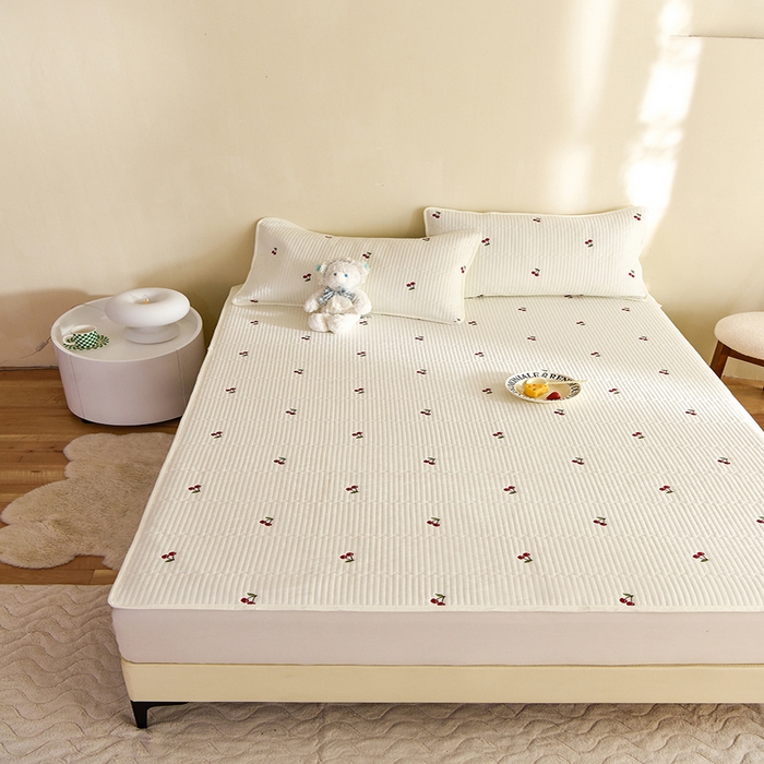 91家纺网 家纺一手货源 找家纺 美达家纺2025新品纯色刺绣水洗棉夹棉床垫 红颜樱桃-白