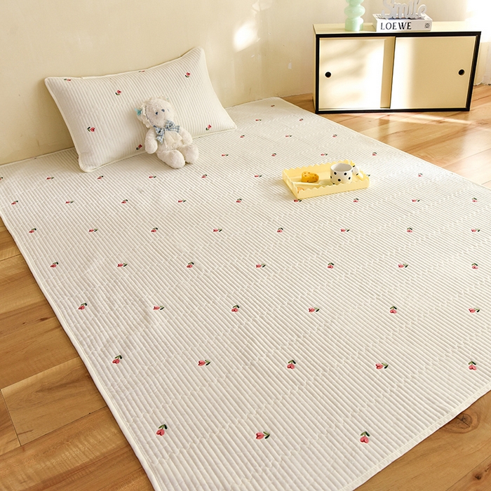 91家纺网 家纺一手货源 找家纺 美达家纺2025新品纯色刺绣水洗棉夹棉地垫 清新花语-白