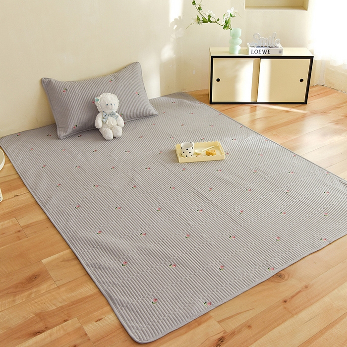 91家纺网 家纺一手货源 找家纺 美达家纺2025新品纯色刺绣水洗棉夹棉地垫 清新花语-灰