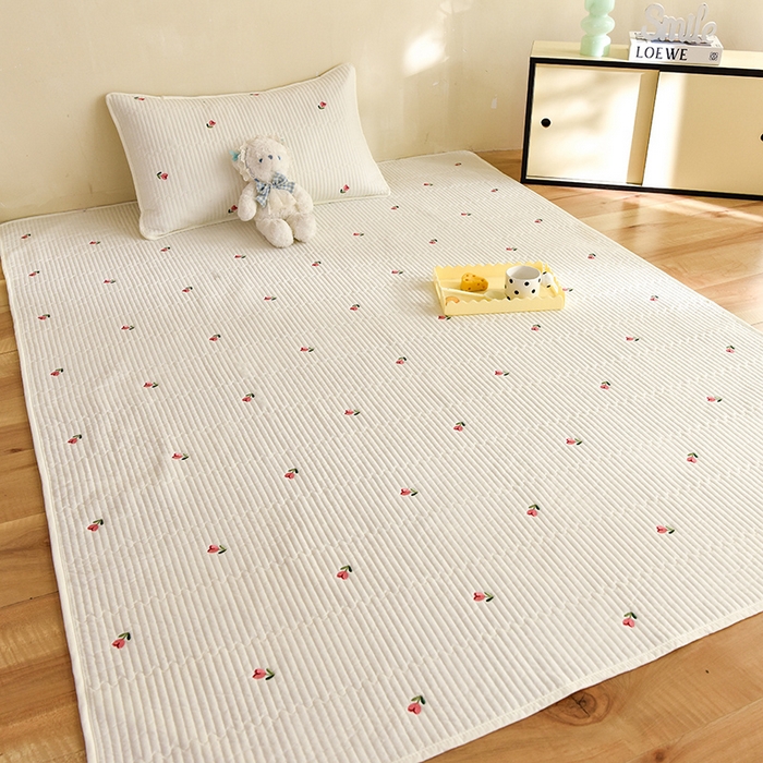 91家纺网 家纺一手货源 找家纺 美达家纺2025新品纯色刺绣水洗棉夹棉地垫 清新花语-白